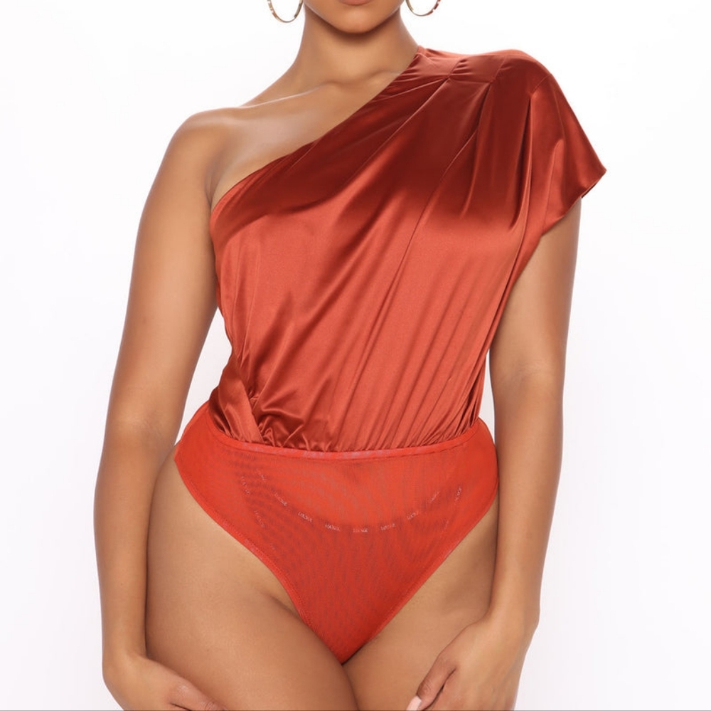 Fashion Nova Dara One Shoulder Satin Bodysuit Rust Orange Sz S ✨🔥